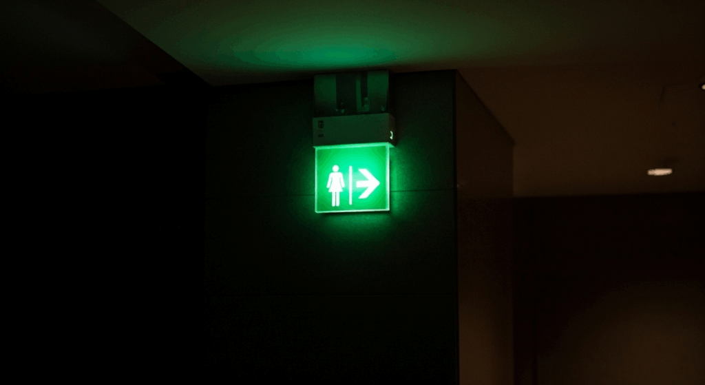 夜間のトイレの案内表示