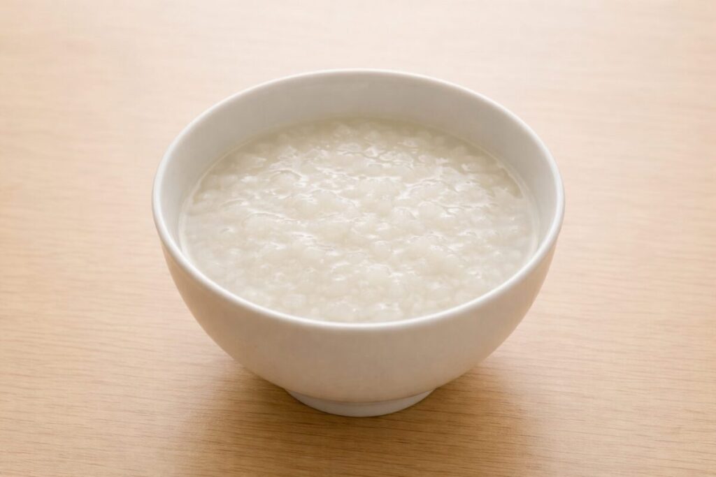 高齢者施設で提供されるやわらかいお粥。嚥下機能に配慮した食事形態の一例