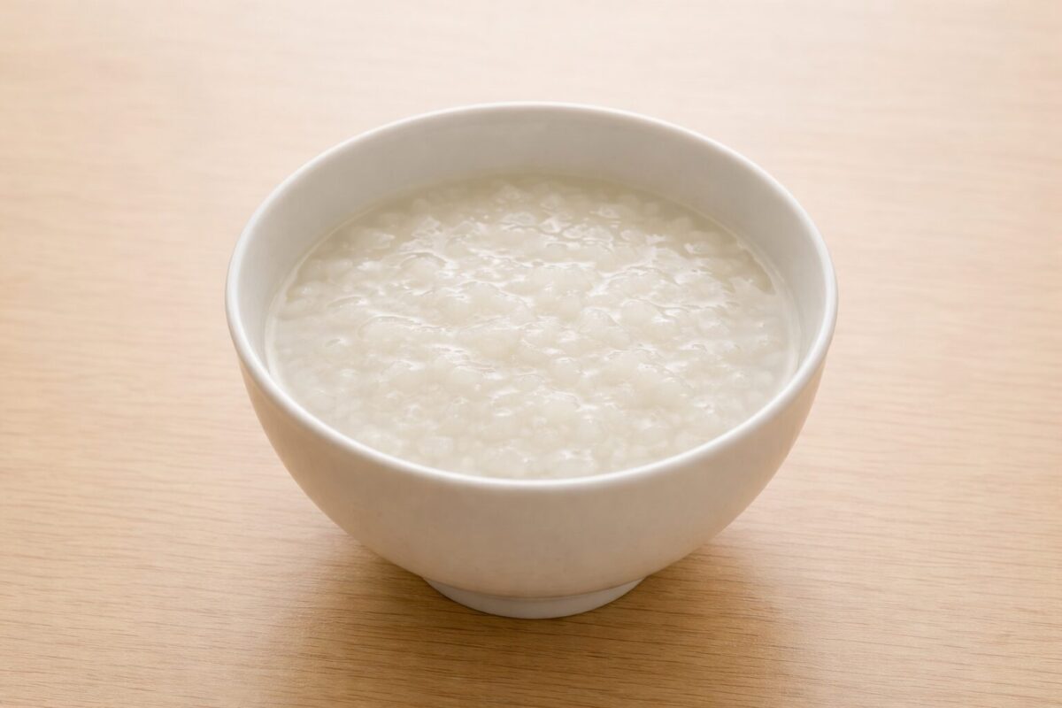 高齢者施設で提供されるやわらかいお粥。嚥下機能に配慮した食事形態の一例