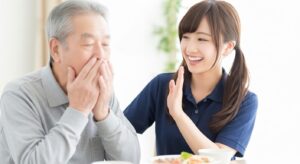介護士と高齢者男性