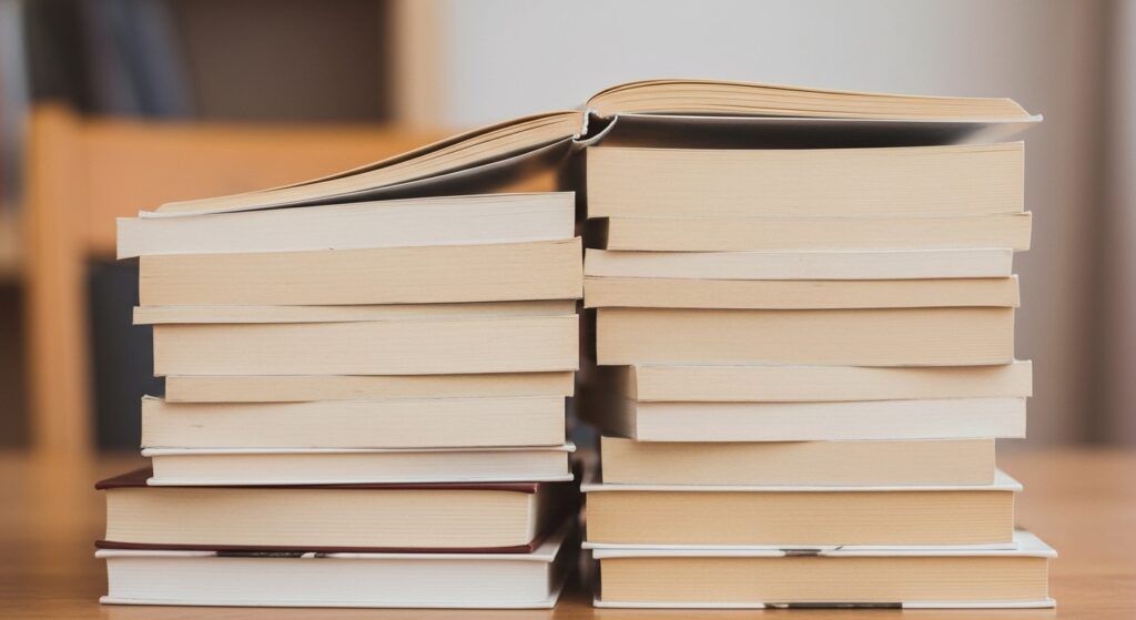 書籍が積み重なっている画像
