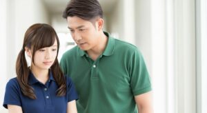 男性介護職員と女性介護職員