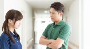 男性介護職員と女性介護職員