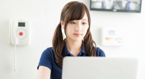 女性の介護職員の画像