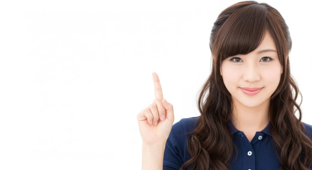 若い女性介護職員が人差し指を立てながら説明するような表情を見せている。注意点やポイントを伝える場面。