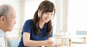 男性入居者と女性介護職員