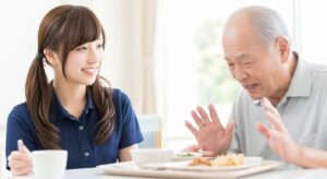 男性入居者と女性介護職員