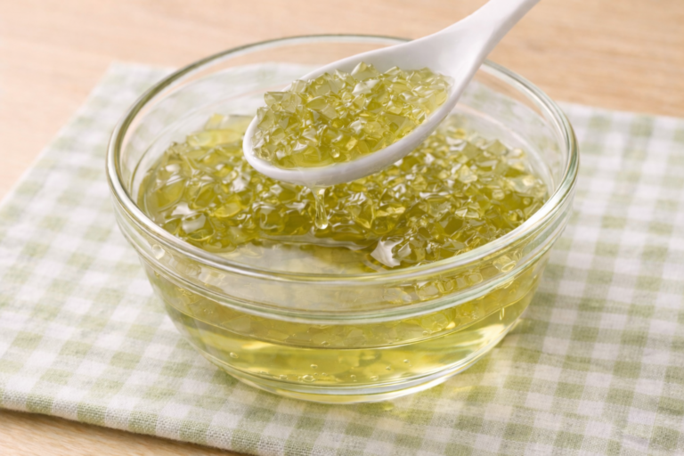 高齢者向けに提供されるゼリー状の食事。嚥下機能に配慮したやわらかい食事形態の一例