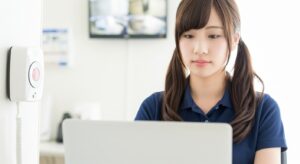 女性の介護職員の画像