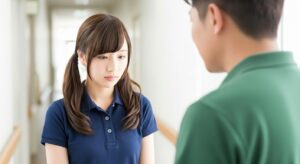 男性介護職員と女性介護職員の画像