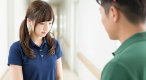 男性介護職員と女性介護職員の画像