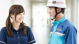 救急隊員と女性介護職員の画像