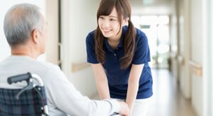 男性入居者と女性介護職員