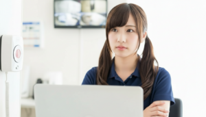 女性の介護職員の画像