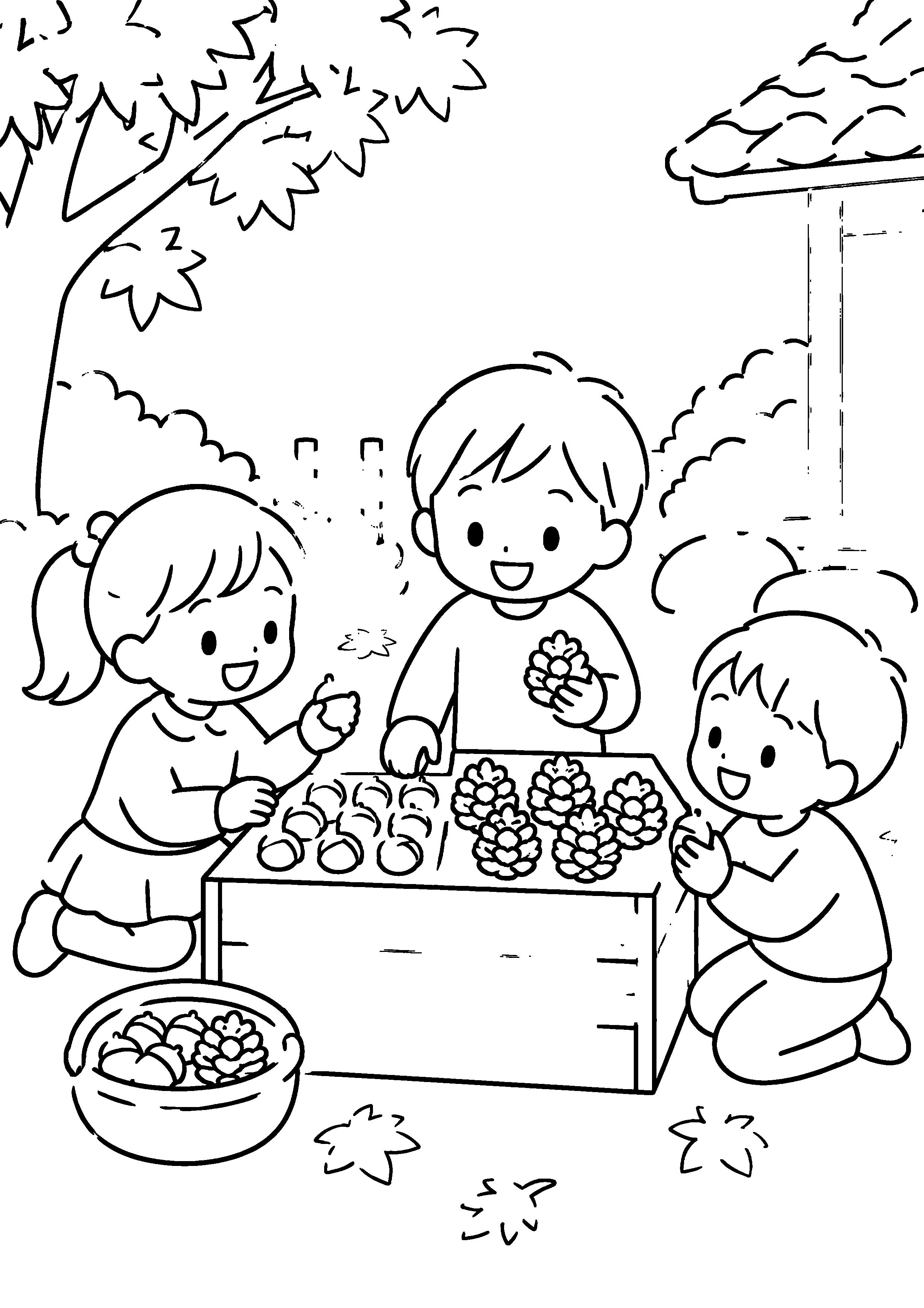 秋の庭で、三人の子どもが木箱にどんぐりや松ぼっくりを並べ、店屋さんごっこをしている様子を、太く見やすい黒線で描いた高齢者向け塗り絵