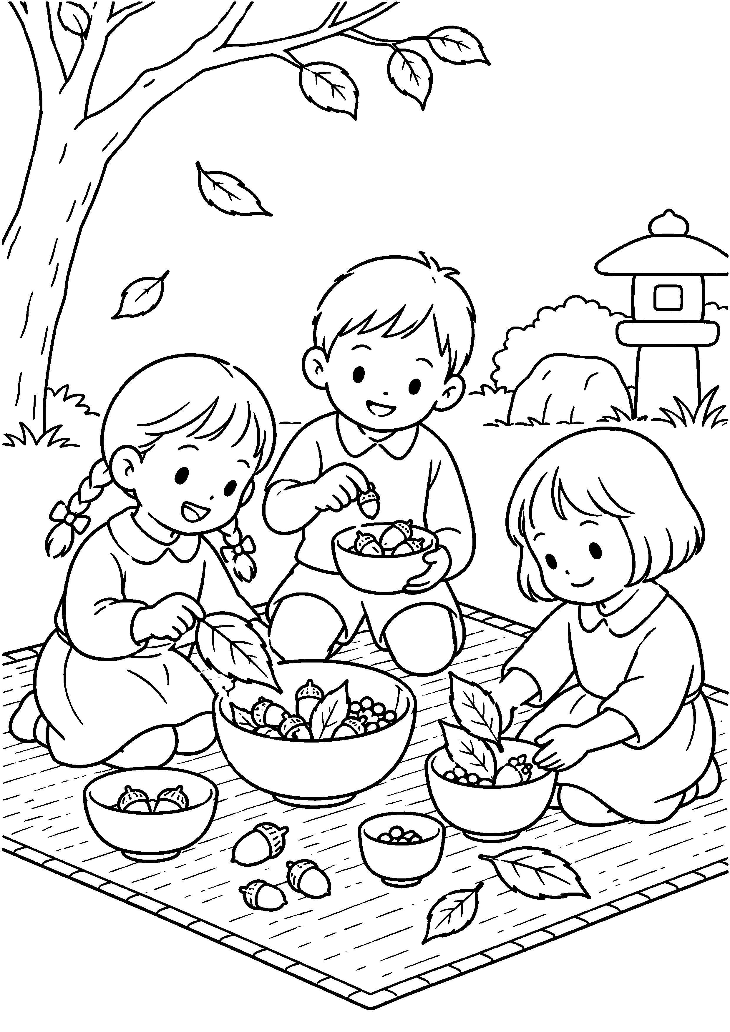 秋の庭の小さなござの上で、三人の子どもが木の実や葉をお椀に入れてままごとをしている様子を、太く見やすい黒線で描いた高齢者向け塗り絵
